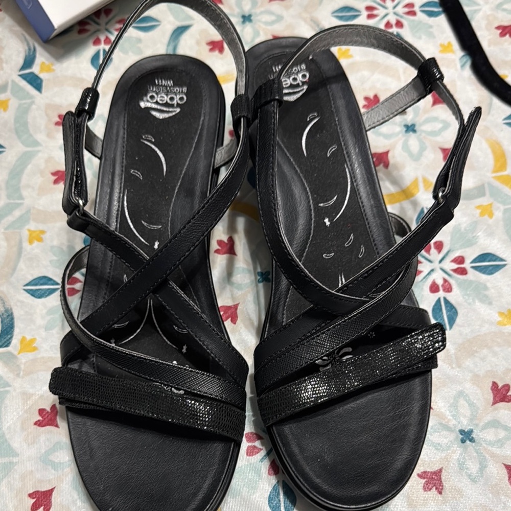 Abeo Black Contoured Sandals with Criss-Cross Straps